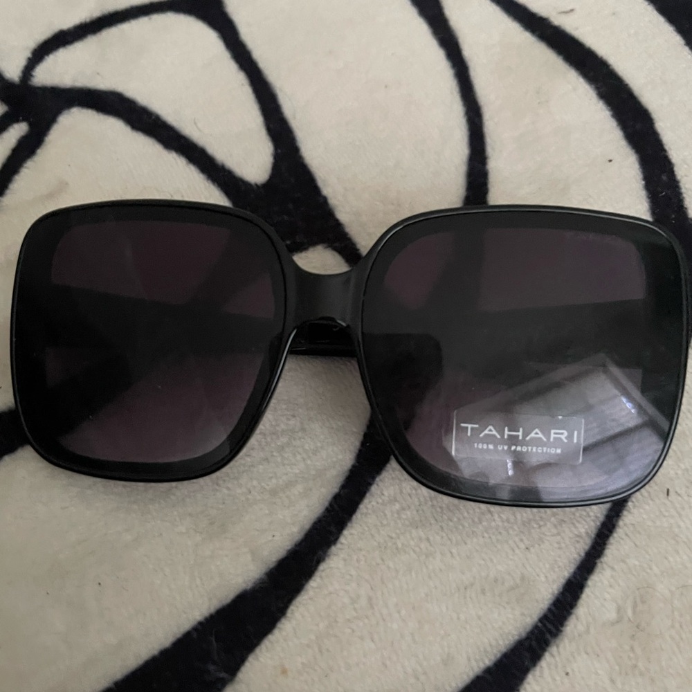 TAHARI Sunglasess